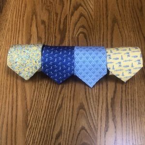 This lot contains (4) Vineyard Vines Ties Like New. 100% Silk, 3 1/2” W 59” L.